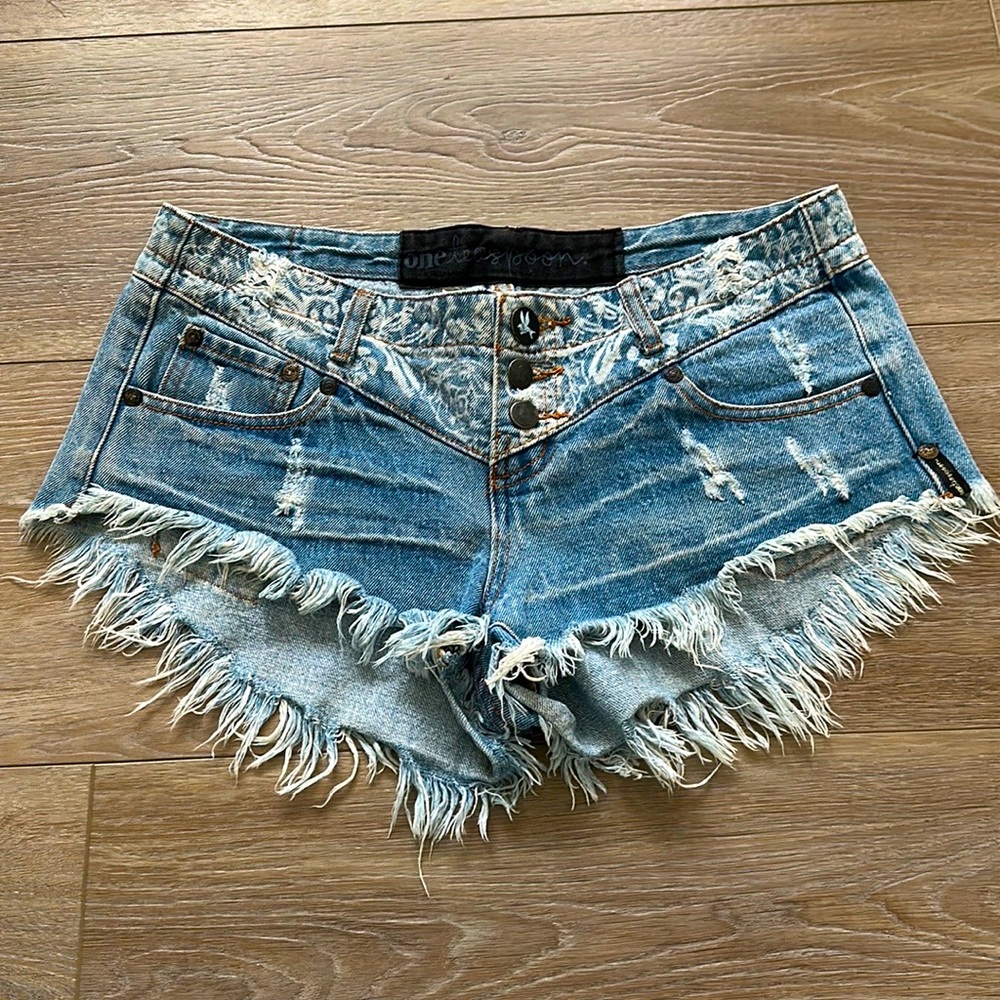 One Teaspoon distressed denim cutoffs size 29